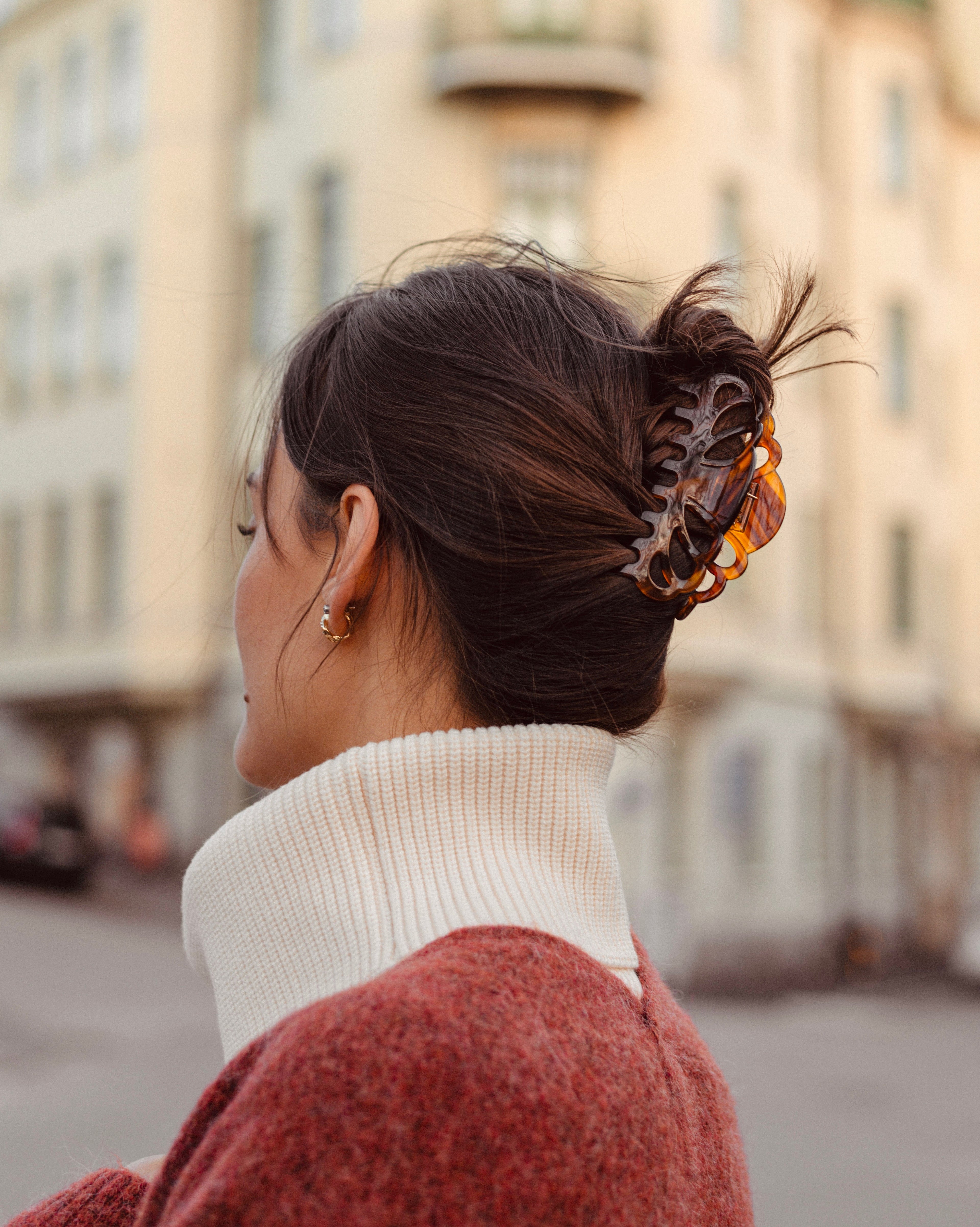 SHELL CLIP IN COFFEE