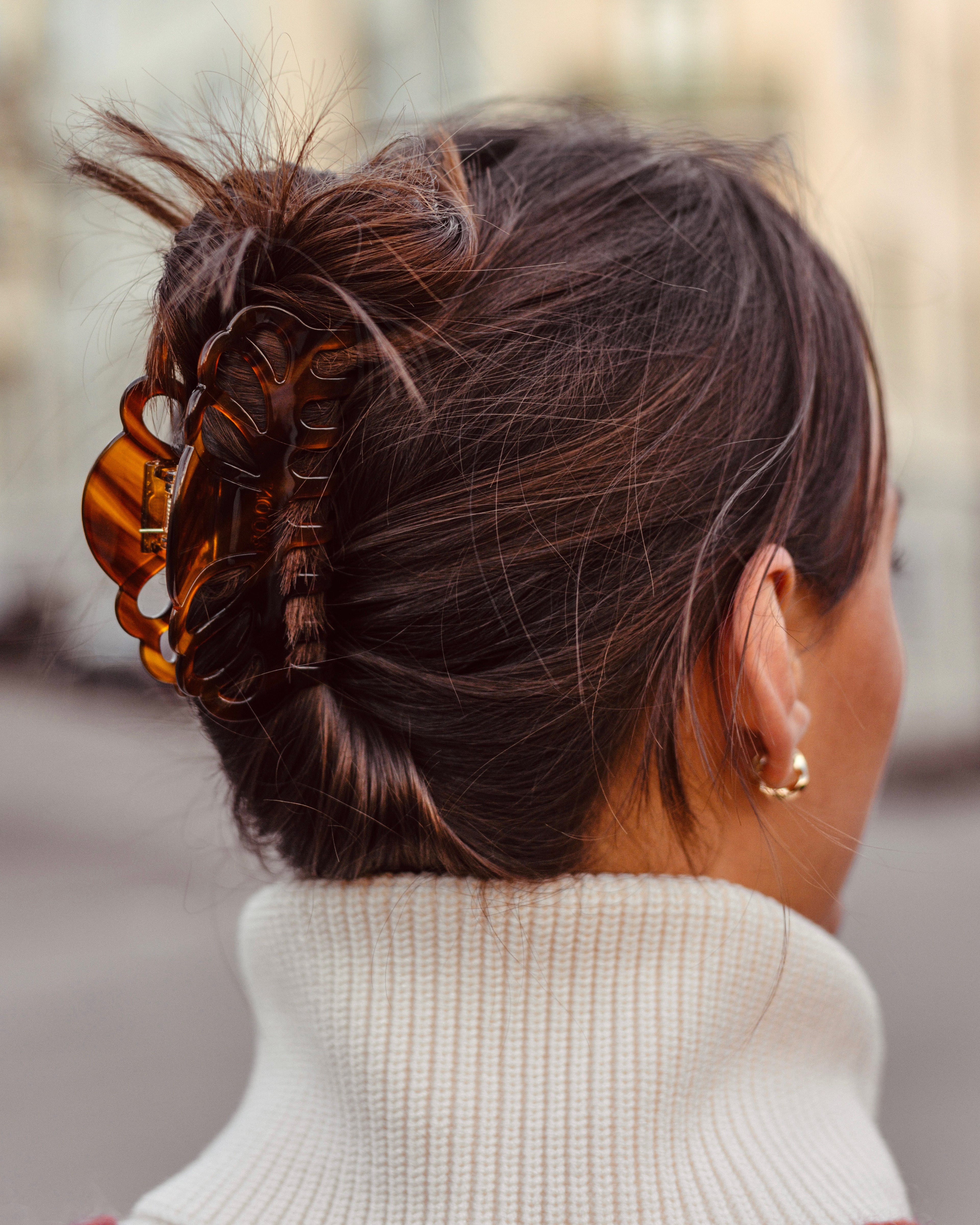 SHELL CLIP IN COFFEE