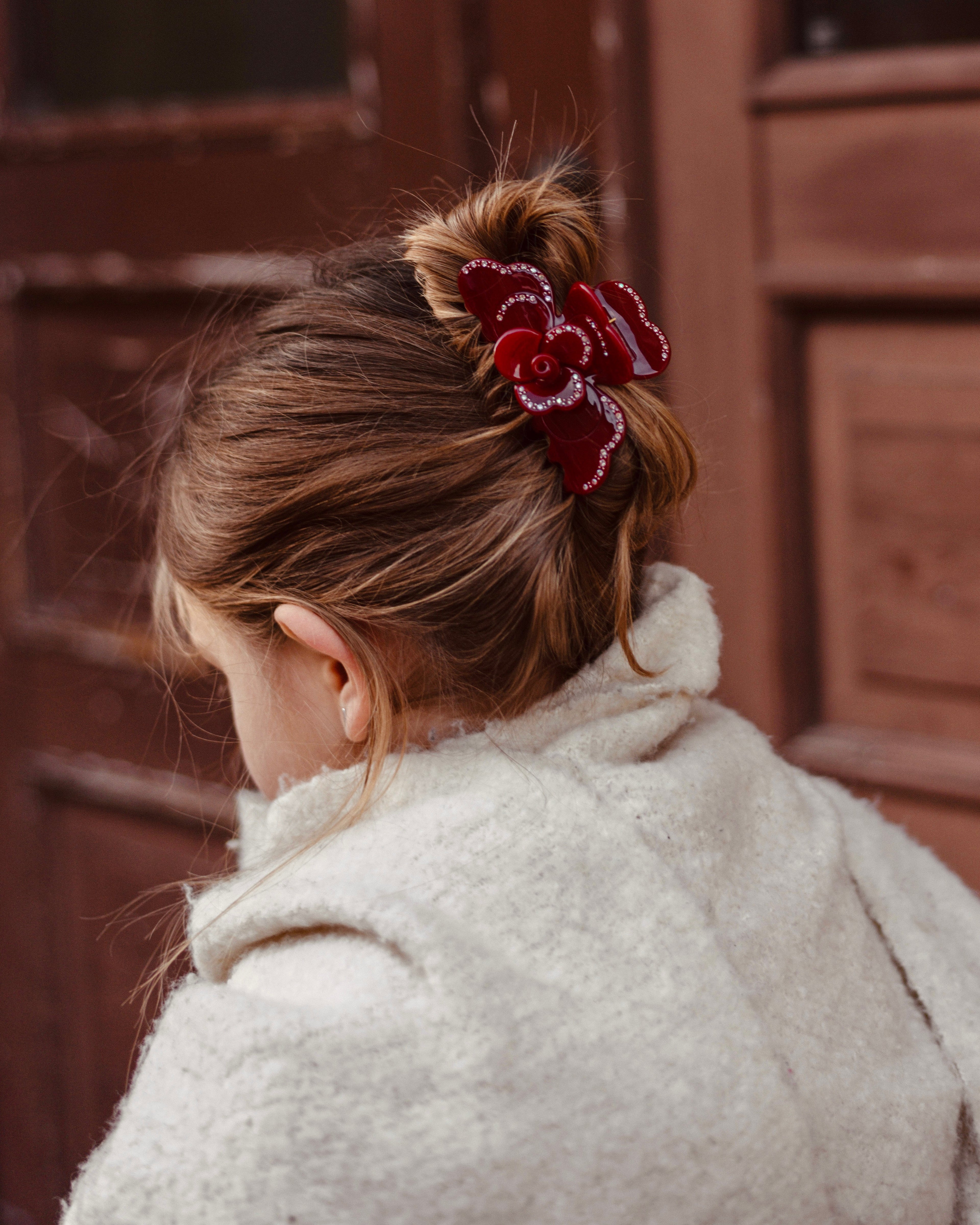 FLOWER CLIP IN BURGUNDY